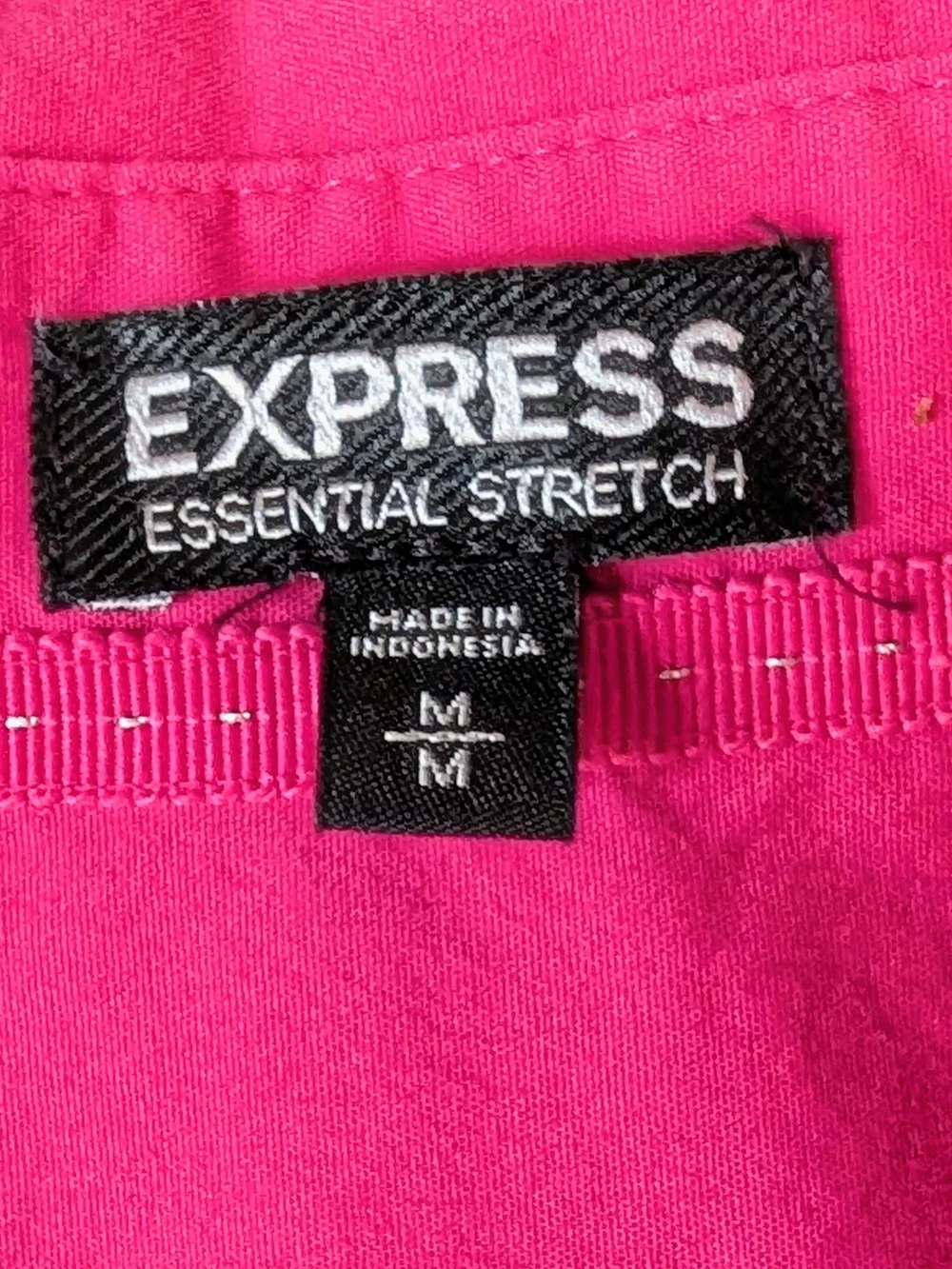 Express Women's Fitted Button-Up Shirt in Magenta Pink